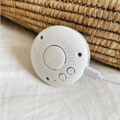 MOONIE Szumiący organiczny miś z lampką Sand Natur