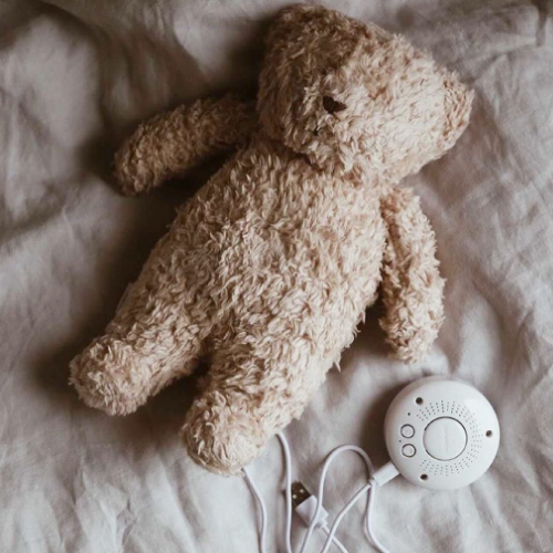 MOONIE Szumiący organiczny miś z lampką Sand Natur