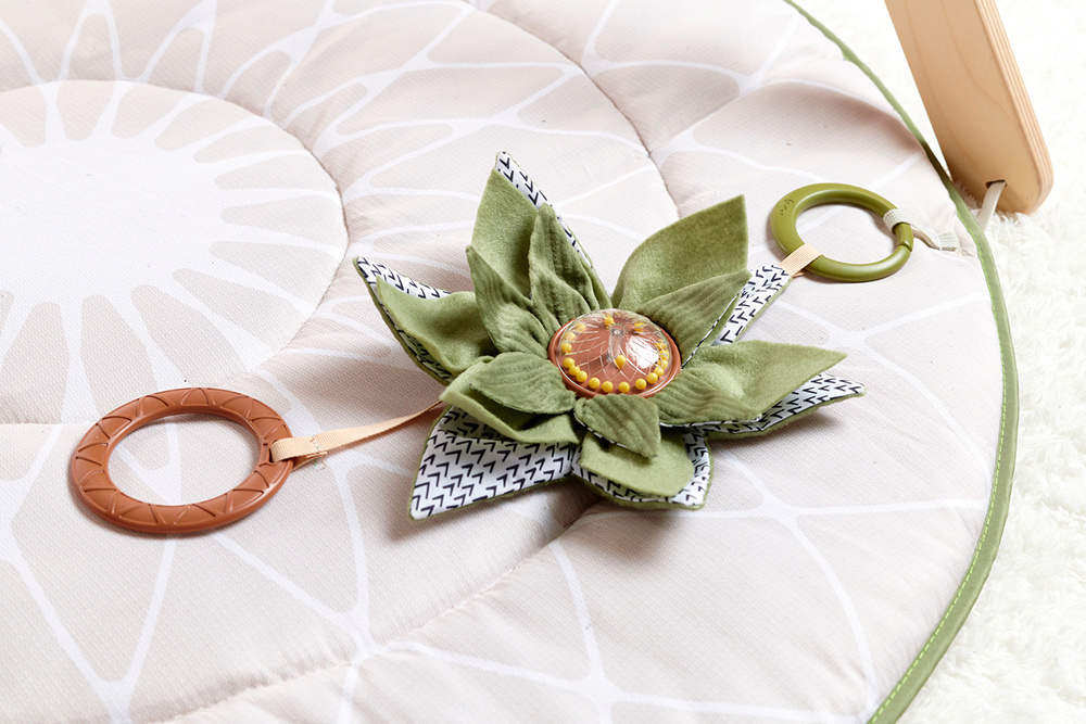 TINY LOVE Mata z drewnianym stojakiem. Boho Chic