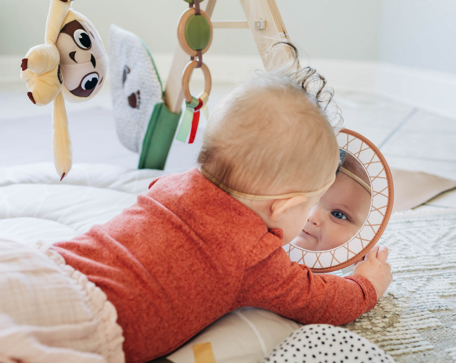 TINY LOVE Mata z drewnianym stojakiem. Boho Chic