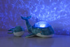 Cloud b® Tranquil Whale™ Blue Family - Lampka z projekcją świetlną i grzechotką -Wieloryb niebieski