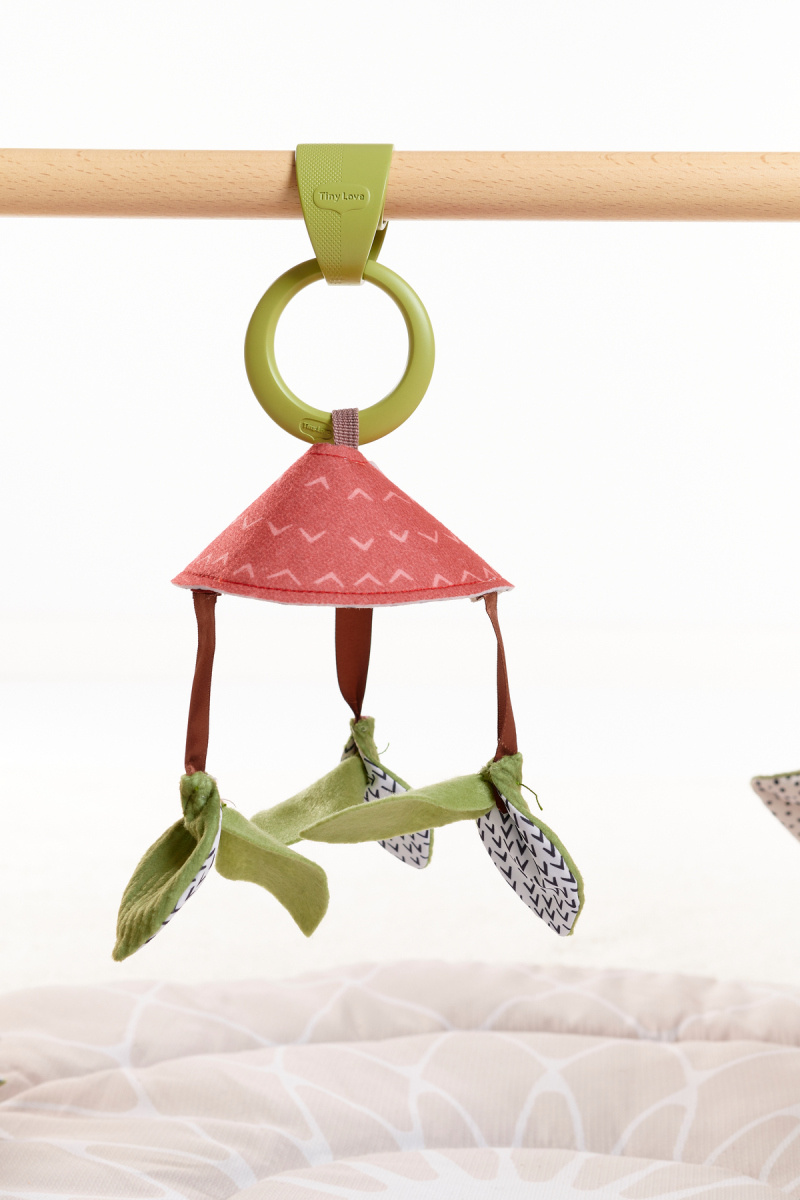 TINY LOVE Mata z drewnianym stojakiem. Boho Chic