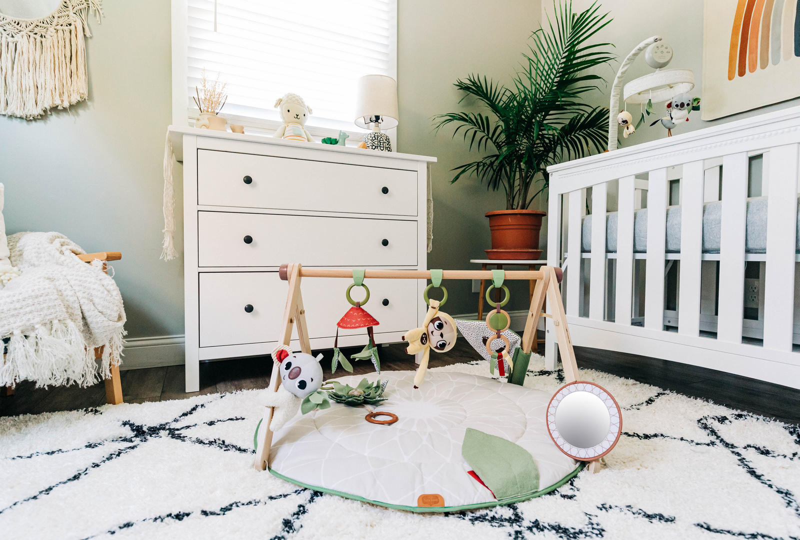 TINY LOVE Mata z drewnianym stojakiem. Boho Chic