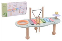 Drewniany muzyczny stolik z instrumentami