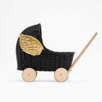 Wiklinowy Czarny Wózek Dla Lalek Ze Skrzydłami
